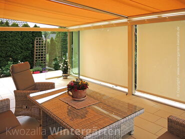 Referenz - Glashaus mit rahmenloser Schiebeverglasung + innen- und  außenliegendem Sonnenschutz