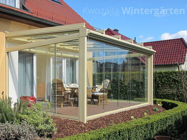 Terrassendach - Aussenansicht mit  geschlossenen, rahmenlosen Glas-Schiebeelementen - KWOZALLA Wintergärten