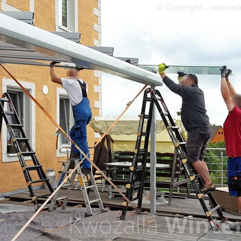 Montage einer Terrassenüberdachung: Fachgerechte Scheibenmontage
