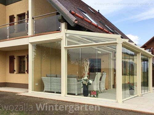 Modernes Glashaus (Kaltwintergarten) mit Glasschiebe-Elementen von Kwozalla aus Sachsen - Made in Germany - Seitenansicht