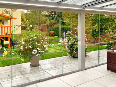 Kaltwintergarten mit Glasschiebeelementen im Regen - Attraktiver Wohnraum bei Schlechtwettertagen