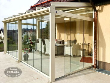 Ecklounge aus Polyrattan für den Wintergarten + 3 Loungesessel + Esstisch + Hocker