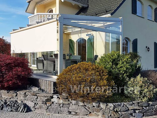 Wintergarten - außen angebrachte Wintergartenmarkisen erzeugen die nötige Beschattung bei Sonnenschein
