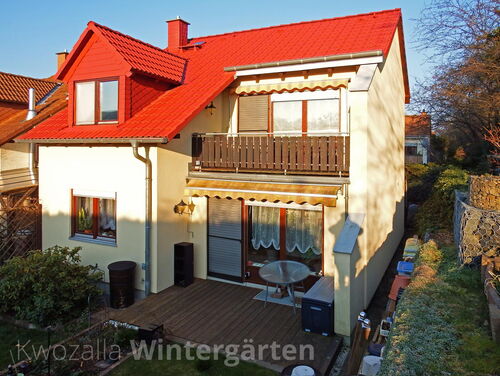 Terrasse mit alter Markise vor dem Aufbau einer Terrassenüberdachung in Moritzburg, Sachsen