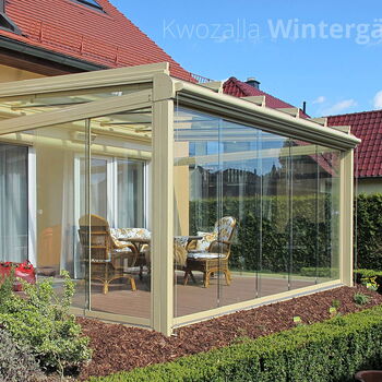 Kaltwintergarten mit rahmenlosen Glasschiebeelementen - Attraktiver Wohnraum bei Schlechtwettertagen von Frühjahr bis Herbst