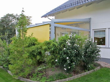 Glashaus aus Alu und Sicherheitsglas - Außenansicht, Senkrechtmarkise außen, Markise innen - als Lichtschutz/Beschattung