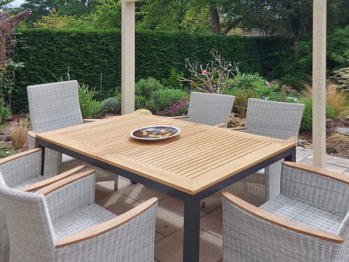 Terrassenüberdachung von Kwozalla gemütlich eingerichtet mit Terrassenmöbeln aus Polyrattan