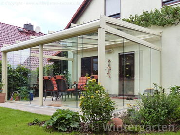 Terrassendach Beispiel von KWOZALLA in Sachsen mit rahmenloser Schiebeverglasung