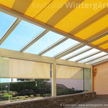 Sommergarten, Glashaus - mit Markisen als Sonnenschutz und Sichtschutz